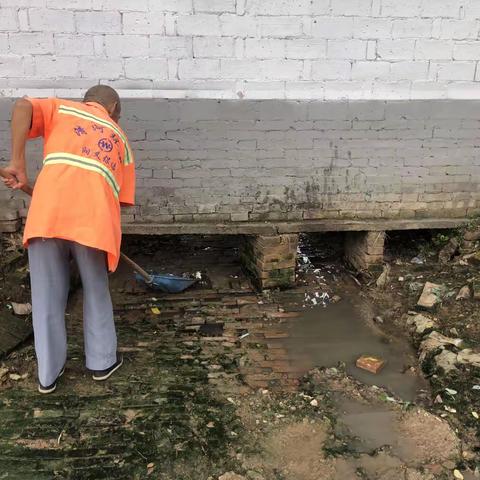 润义环卫清河项目部雨后清淤排水不停歇重还镇区美丽容颜