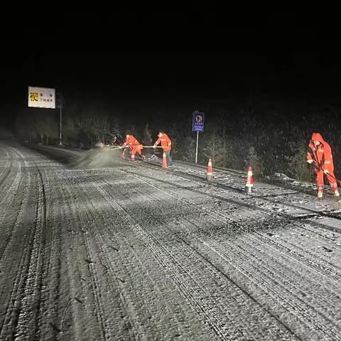 临潭公路段雪中奋战 确保道路畅通无阻