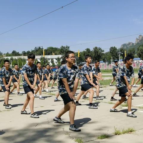 热血少年 百炼成钢——新农村中学高一军训纪实