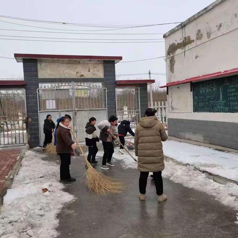 瑞雪纷飞满校园  扫雪除冰护平安       ——朱仙镇腰铺小学师生扫雪除冰护安全纪实