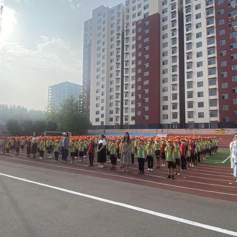 临沂启航小学南京路校区举行“新学期，新气象，新风貌”升旗仪式