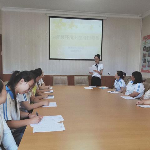 保教于细  育幼于心——旅顺中心幼儿园保育员室内环境卫生考核