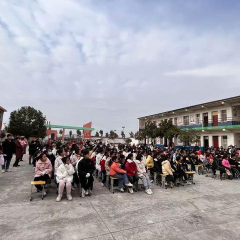 共同成长，让爱发光——唐河县临港街道刘洼小学召开家校共育大会