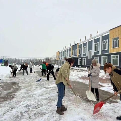 初雪润校园，除雪暖人心—红旗街白菜小学除雪记