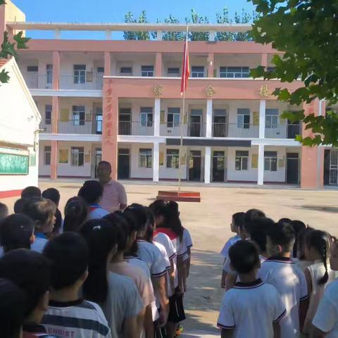 晨光拂槛铃声响，墨海扬帆志气昂。 蔡庄小学精心上好开学第一课