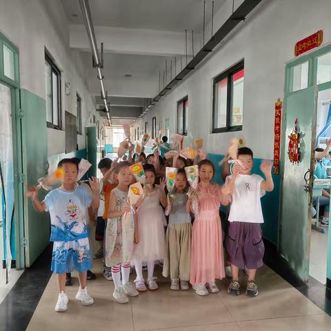 萌娃献花送暖，学子一举夺魁