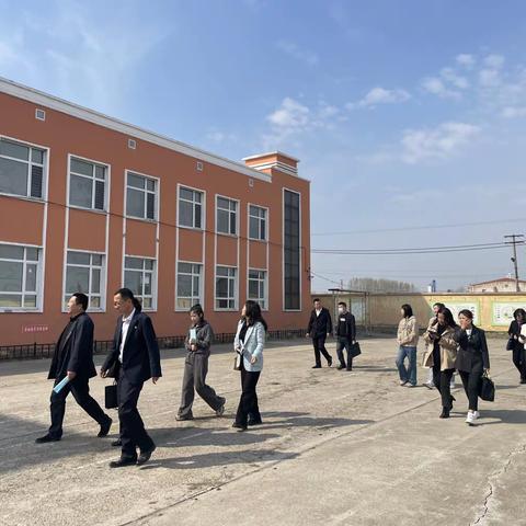 推门听课观常态，聚焦课堂促成长。 欢迎依兰县教育局和依兰县教师进修学校深入团山子乡中心校进行推门听课及教学常规检查指导