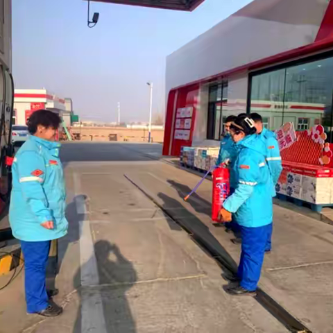 吐鲁番销售公司丝绸路加油站：强化新员工灭火器实操培训 筑牢消防安全防线