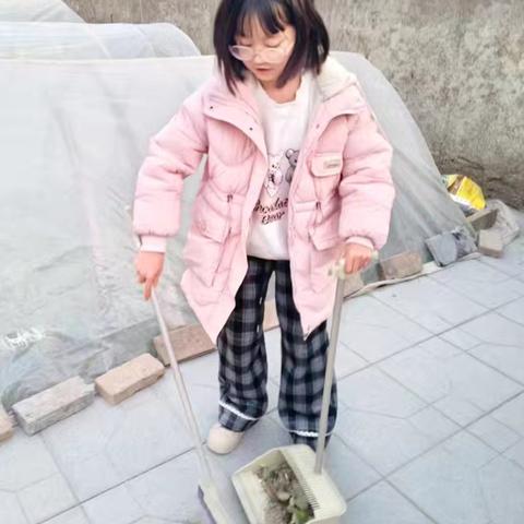 朱集一中——周末劳动绘暖卷，稚手耕耘绽芳华