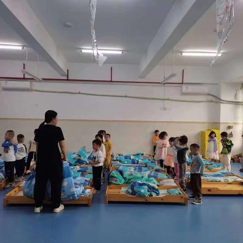 2023-2024学年度第一学期 ​中一班自理能力学习之我会叠被子