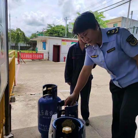 龙华分局龙泉监管所对海口十字路充装站开展液化石油气瓶隐患排查工作