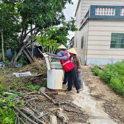 三家镇窑上村组织人员开展“翻盆倒罐”清理积水行动工作。