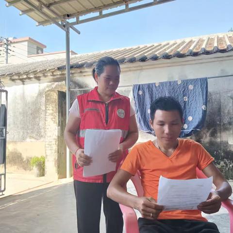 窑上村网格员开展法治宣传工作