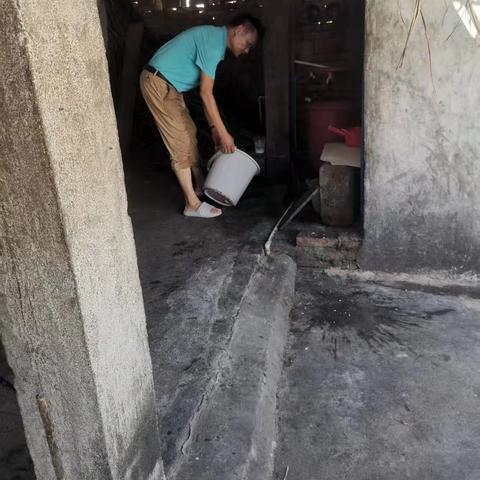 窑上村常态化开展环境卫生整治和翻盆倒罐工作。