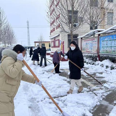 瑞雪扮校园，清扫护平安——菏泽鲁西新区马岭岗镇中心小学分校“清冰除雪”在行动