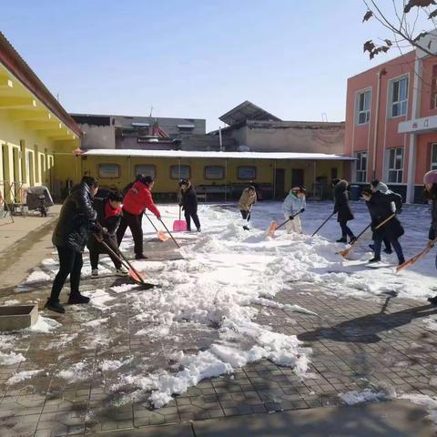 扫雪除冰为学生，保障开学师先行——东里庄镇南寺吕学校教职工扫雪活动纪实