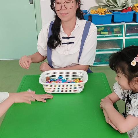 中班：掷骰子比多少