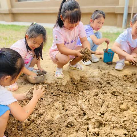 中央城明日之星幼儿园大二班 【pia  pia 玩泥巴】