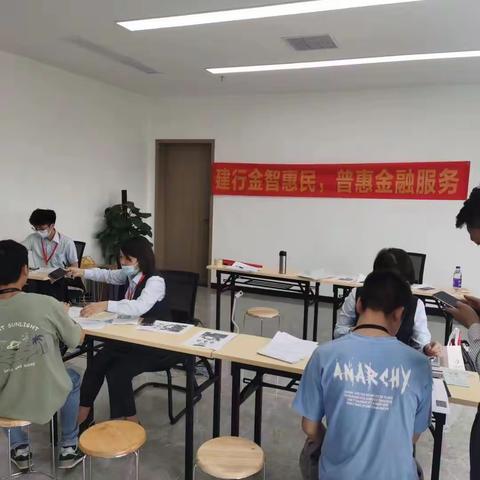 走进一线劳动者----开发区支行五一劳动节活动