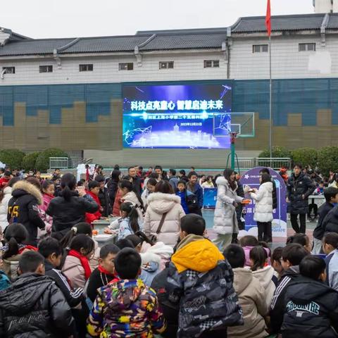 科技点亮童心 智慧启迪未来︱万州区上海小学第二十五届科技节暨红领巾跳蚤市场活动