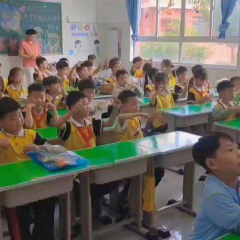 “换一换，新意无限，炫彩童年，欢庆六一！”  红旗小学东校一年级6班