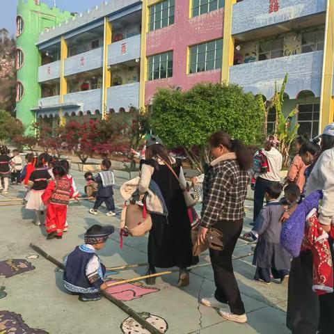 开远市中和营中平幼儿园月汇演“浓情三月三，悠悠民族情”