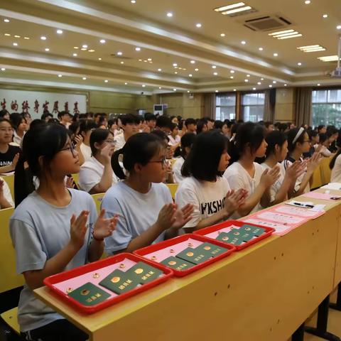 “接续奋斗 挺膺担当”贵港市民族中学第五期团校培训班结业典礼暨2024年新团员入团仪式