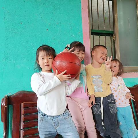 爱上幼儿园，快乐每一天。可爱的小宝贝们十一月成长档案