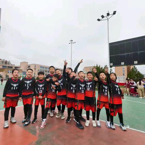 四年级12班篮球比赛纪实：汗水与成长的赛场