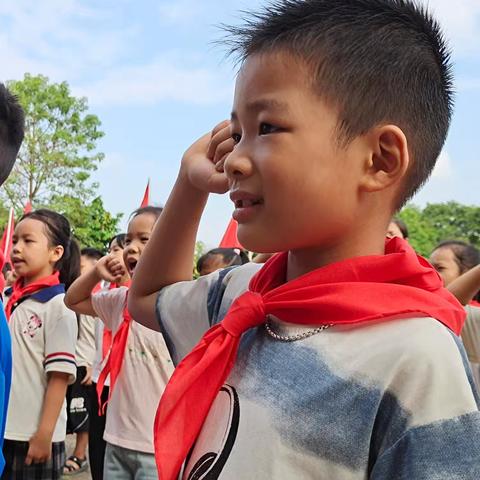 强国复兴有我 争当新时代好少年一一鸣凤中心小学举行主题入队仪式