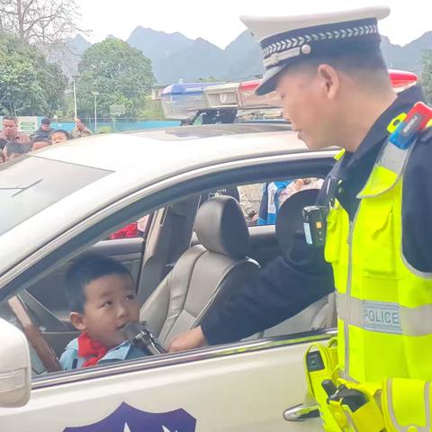 龙州县交警到鸣凤中心小学上好“交通安全教育”开学第一课