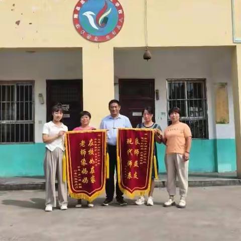 学生家长向匡城乡刘庄学校赠送锦旗