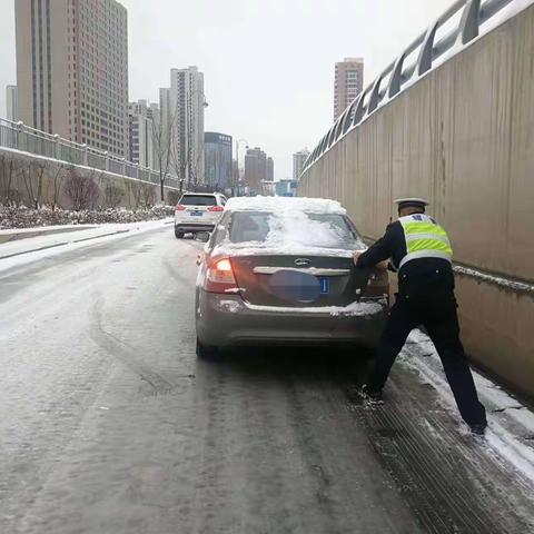 交警全员上岗，守护出行安全
