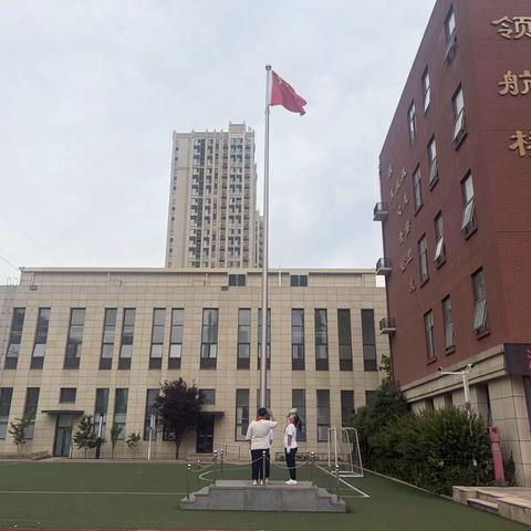 漓江路小学举行期末收心主题升旗仪式