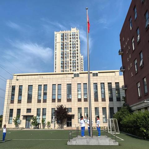 漓江路小学举行“粽叶飘香话端午 传承文化润童心”端午节主题升旗仪式