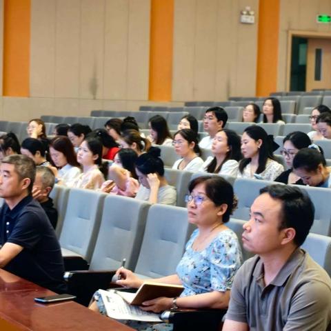 漓江路小学召开期末青年教师经验分享会