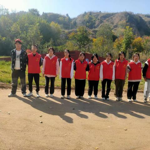 合阳县志愿者爱心公益团队组织捡拾垃圾活动