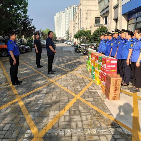 炎炎夏日送清凉 一枝一叶总关情 管委副主任冯岩同志慰问城市发展局一线执勤人员