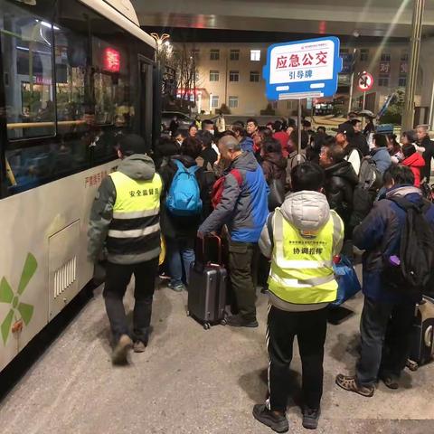 西安公交启动应急预案 寒夜里接驳高铁晚点旅客