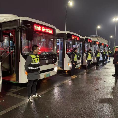 【突降冻雨！西安公交凌晨开通应急车 接驳西安北站和咸阳机场转运的旅客】