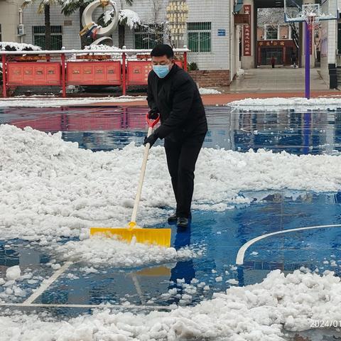 团结一心清积雪，凝心聚力护校园——冯翊初级中学扫雪活动纪实