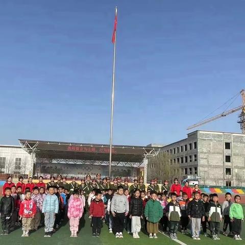 走进小学，走“近”国旗——一二一团炮台幼儿园大班参加小学升旗仪式活动