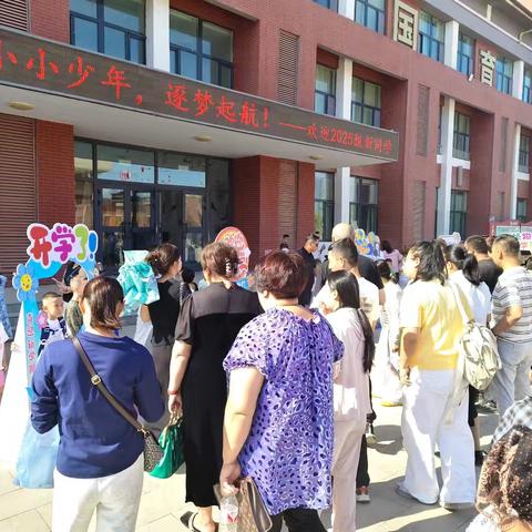 “提灯引路 携手共育” —哈密市第十六中学迎新活动