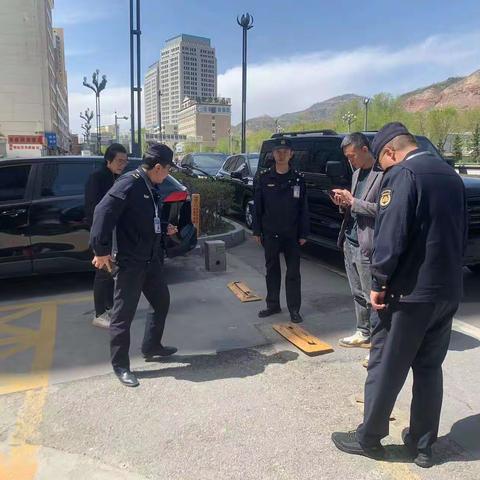 开展道路“清障”，拆除私设地锁