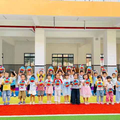 2025年徐闻县曲界镇中心幼儿园《双节同庆，童心筑梦》主题活动