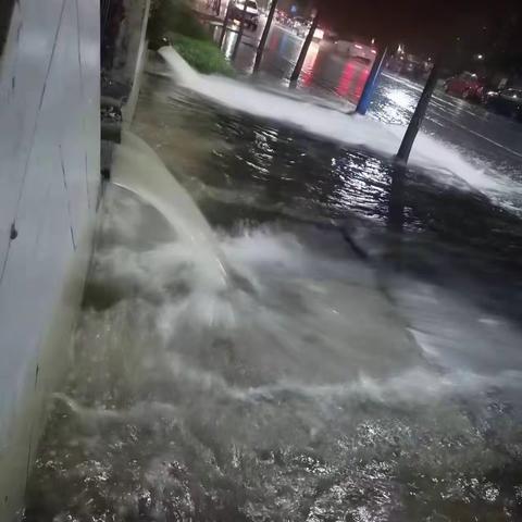 突降大雨 闻汛而动天顺泉物业员工在行动