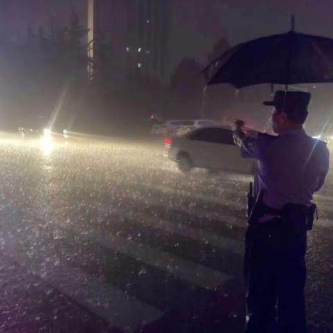 巡查雨夜，高新巡警为民保驾护航