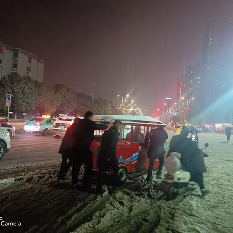 风雪夜归人   城管在路上