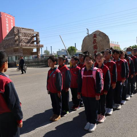 等风来，不如追风去！记乐陵市实验小学践行班四年级五一研学活动。