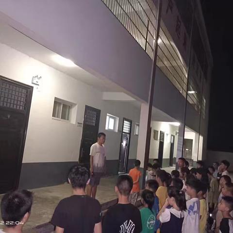 祁仪镇板仓小学开展宿舍夜间紧急疏散逃生演练